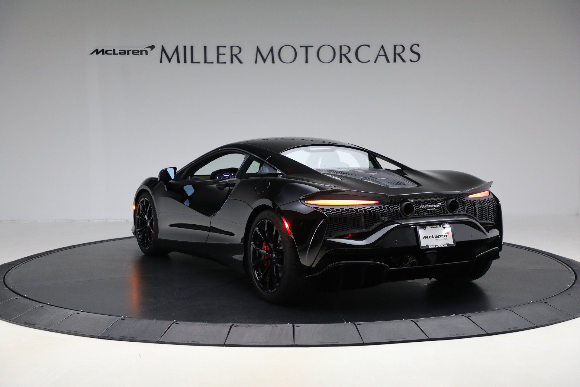 Used 2024 McLaren Artura RWD image 5