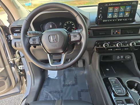 Used 2025 Honda Pilot Touring image 16