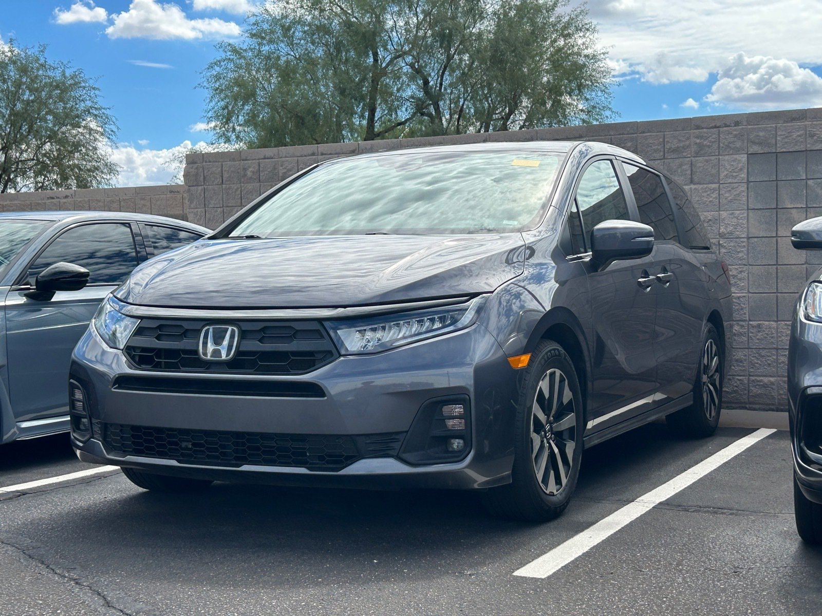 Used 2025 Honda Odyssey EX-L image 2