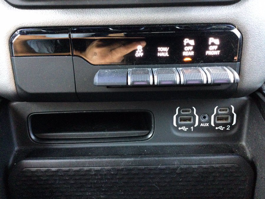 Used 2020 RAM 1500 4x4 Crew Cab image 33