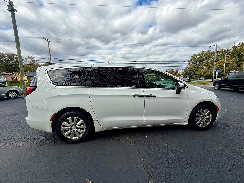 Used 2020 Chrysler Voyager L FWD image 4