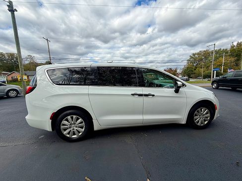 Used 2020 Chrysler Voyager L FWD image 4