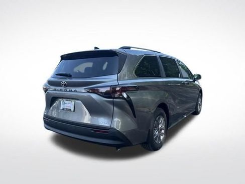 New 2026 Toyota Sienna XLE FWD image 5