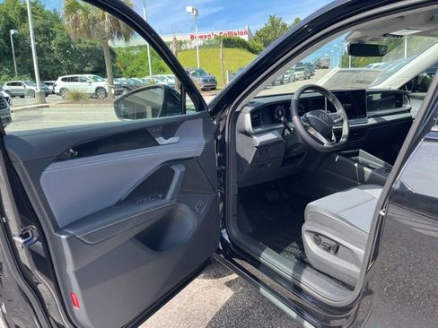 New 2025 Volkswagen Tiguan SE image 4