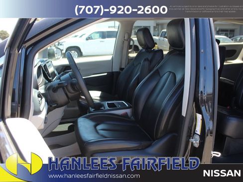 Used 2023 Chrysler Pacifica Touring-L FWD image 12