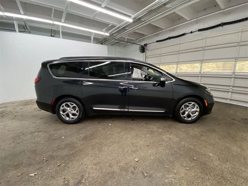 Used 2023 Chrysler Pacifica Limited image 7