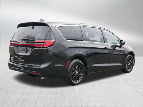Used 2024 Chrysler Pacifica Touring-L FWD image 7