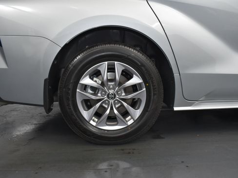 Used 2025 Toyota Sienna XLE FWD image 9
