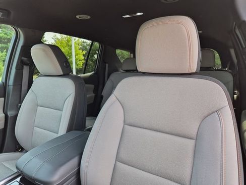 Used 2024 Chevrolet Traverse LT FWD image 17