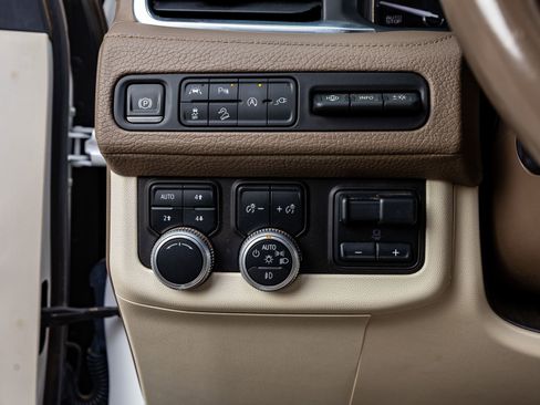 Used 2021 GMC Yukon Denali w/ Denali Premium Package image 22