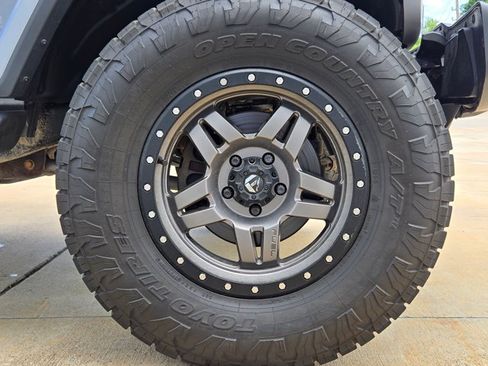 Used 2018 Jeep Wrangler Unlimited Sahara AWD/4WD image 23