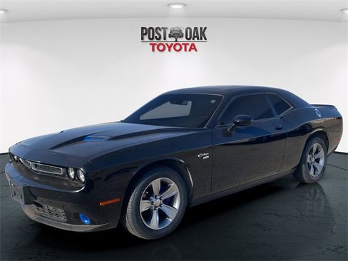 Used 2019 Dodge Challenger SXT image 3