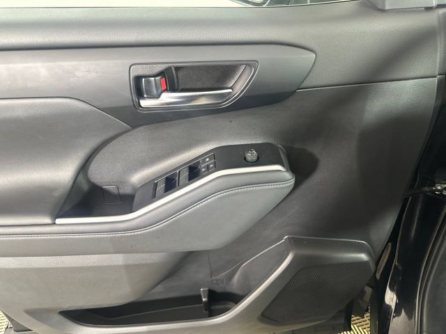 Used 2022 Toyota Highlander XLE AWD/4WD image 12