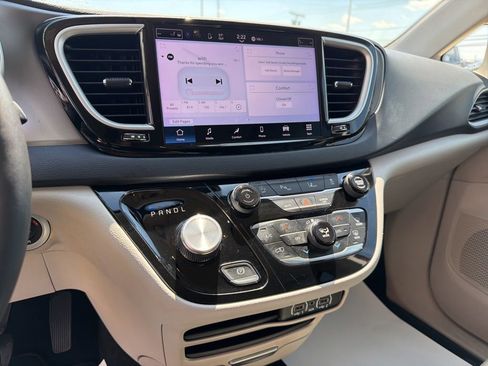 Used 2023 Chrysler Pacifica Touring-L FWD image 21