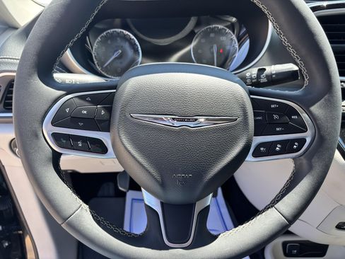 Used 2022 Chrysler Pacifica Touring-L w/ Uconnect Theater Family Group image 20