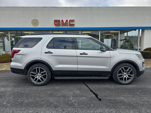 Used 2018 Ford Explorer Sport w/ Equipment Group 401A image 2