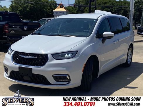 Used 2023 Chrysler Pacifica Touring-L FWD image 3