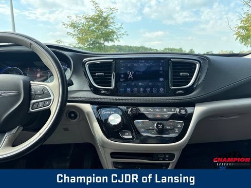 Used 2019 Chrysler Pacifica Limited w/ Tire & Wheel Group FWD image 3