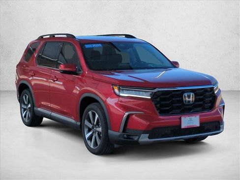 Certified 2025 Honda Pilot Touring image 3