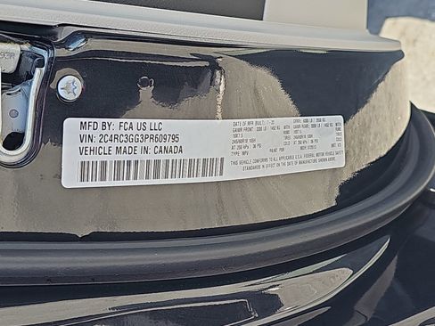 Used 2023 Chrysler Pacifica Limited w/ Uconnect Theater Family Group image 37