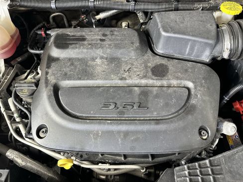 Used 2023 Chrysler Pacifica Touring-L FWD image 27