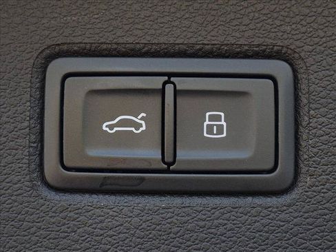 Used 2023 Bentley Bentayga AWD/4WD image 17