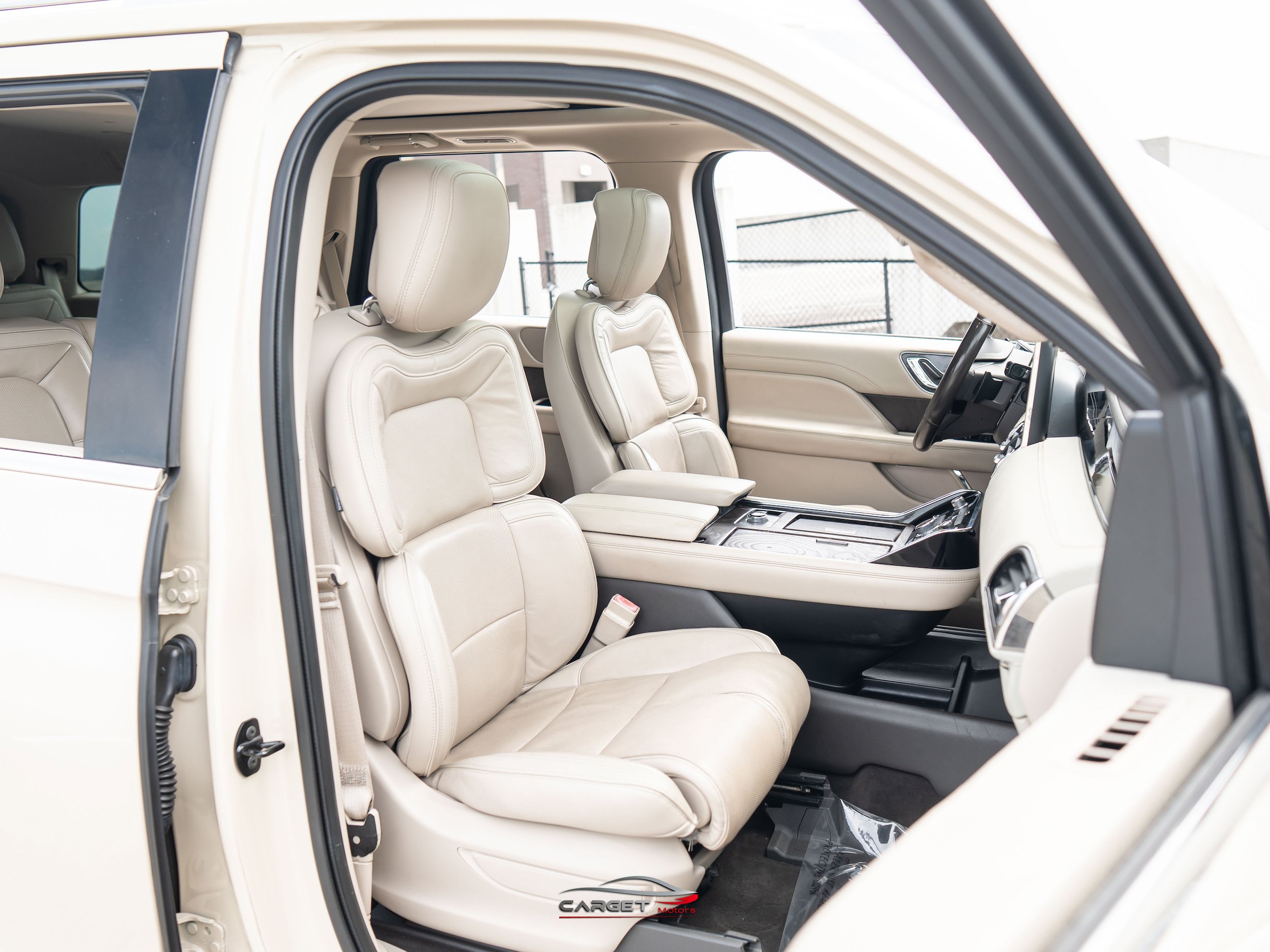 Used 2018 Lincoln Navigator Select w/ Technology Package RWD image 17