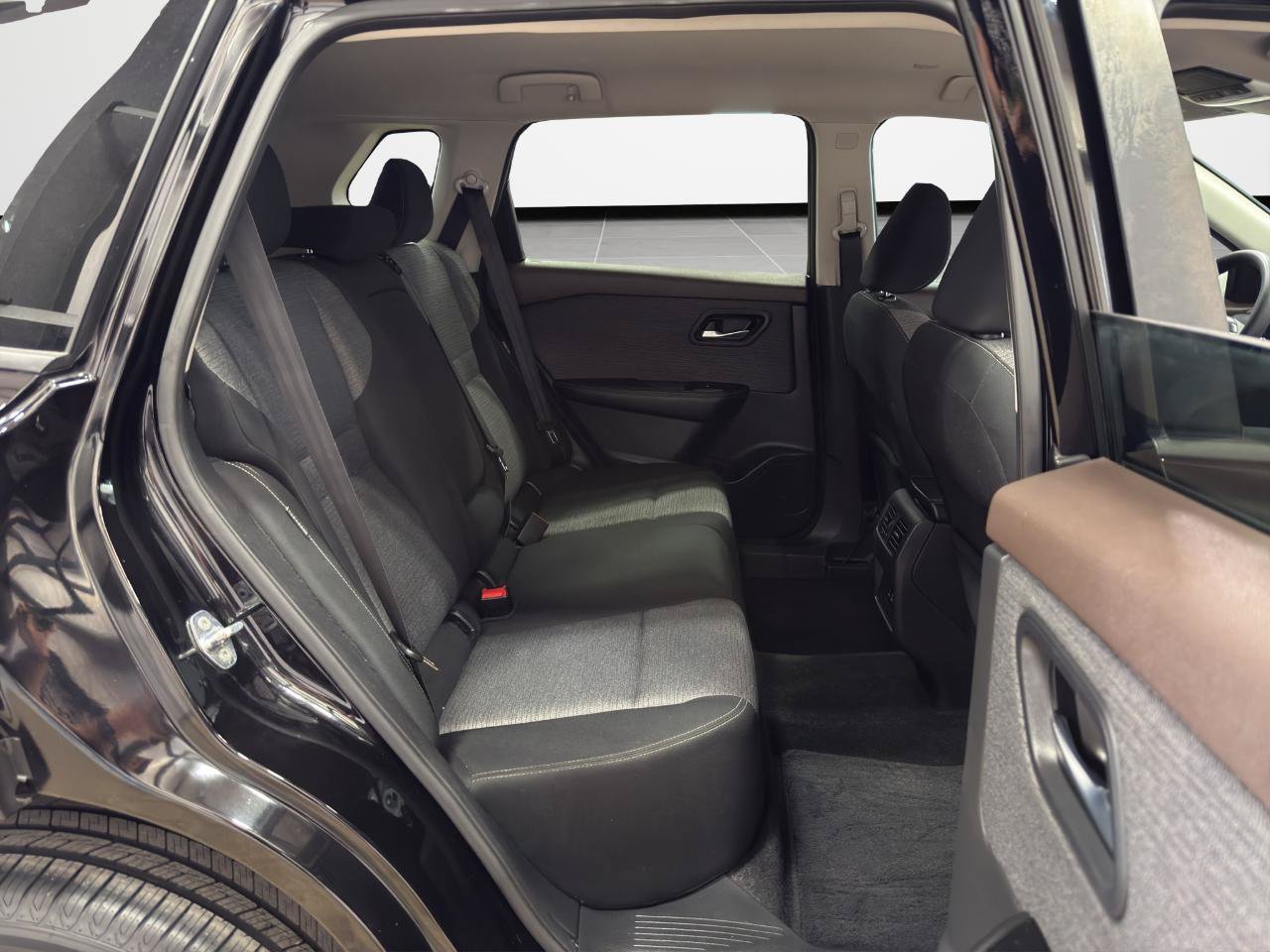 Used 2022 Nissan Rogue SV FWD image 25