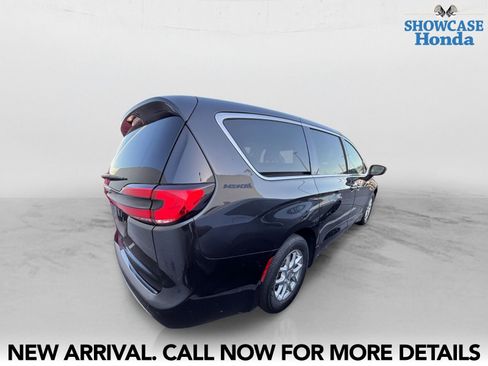 Used 2023 Chrysler Pacifica Touring-L FWD image 5