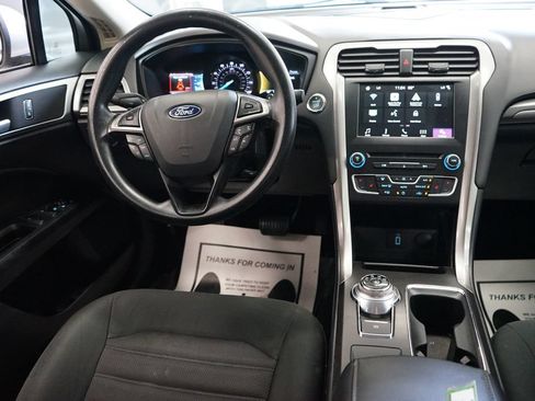 Used 2018 Ford Fusion SE w/ Fusion SE Technology Package FWD image 9