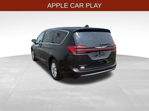 Used 2023 Chrysler Pacifica Touring-L FWD image 5