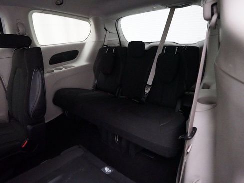 Used 2024 Chrysler Voyager LX image 17
