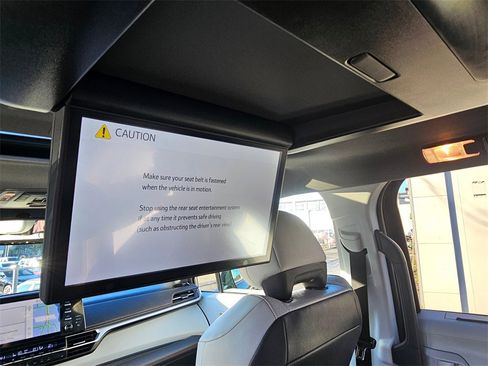 Used 2022 Toyota Sienna XSE image 18