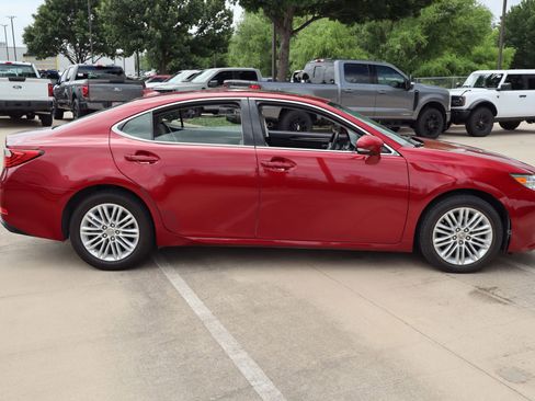 Used 2015 Lexus ES 350 w/ Luxury Package FWD image 2