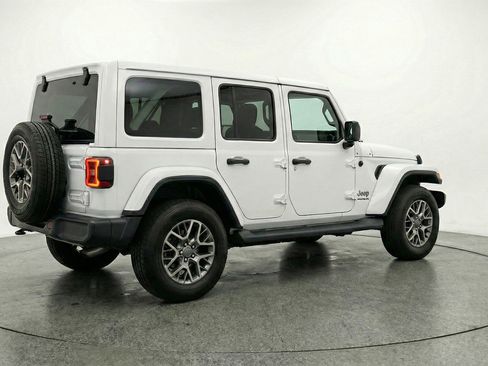 Used 2025 Jeep Wrangler Sahara image 9