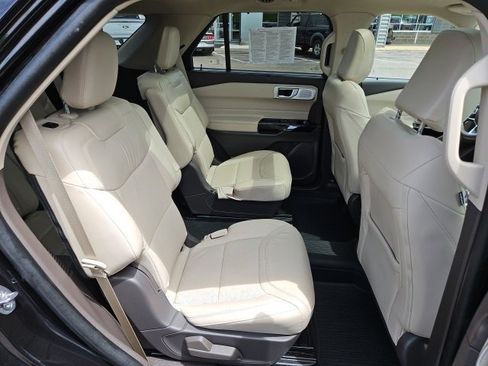 Used 2023 Ford Explorer Platinum w/ Technology Package image 12