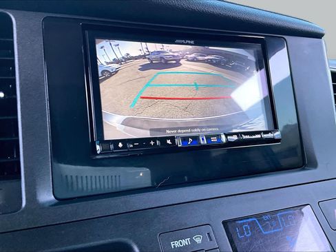 Used 2017 Toyota Sienna XLE FWD image 25