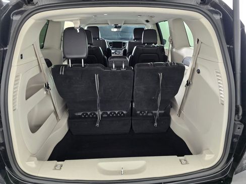 Used 2024 Chrysler Pacifica Touring-L image 17