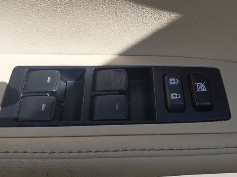 Used 2013 Lexus ES 300h w/ Luxury Pkg FWD image 16