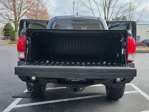 Used 2017 Toyota Tacoma TRD Off-Road w/ Premium & Technology Package image 31