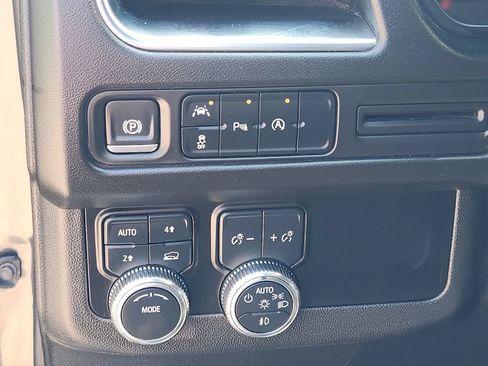 Used 2024 GMC Yukon SLT AWD/4WD image 17