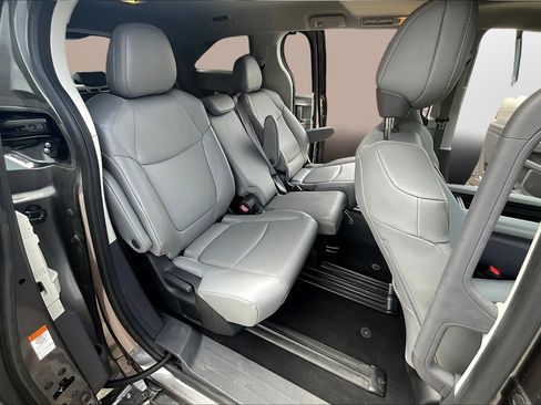 Used 2023 Toyota Sienna XLE image 17