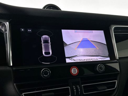 Certified 2025 Porsche Macan image 23