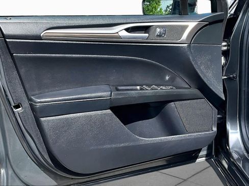 Used 2018 Ford Fusion SE w/ Fusion SE Technology Package FWD image 22