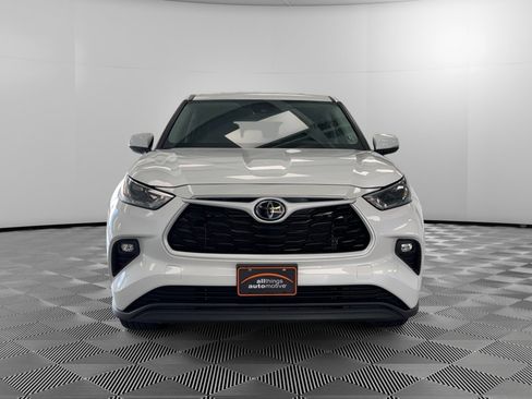 Used 2024 Toyota Highlander LE image 3
