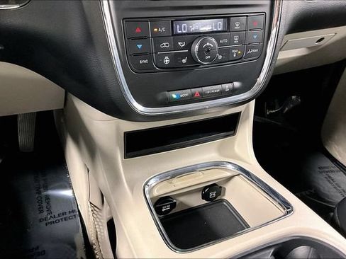 Used 2015 Chrysler Town & Country Touring-L w/ Driver Convenience Group FWD image 15