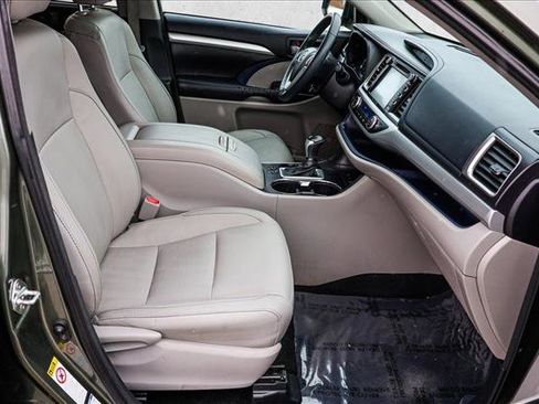 Used 2016 Toyota Highlander XLE image 28