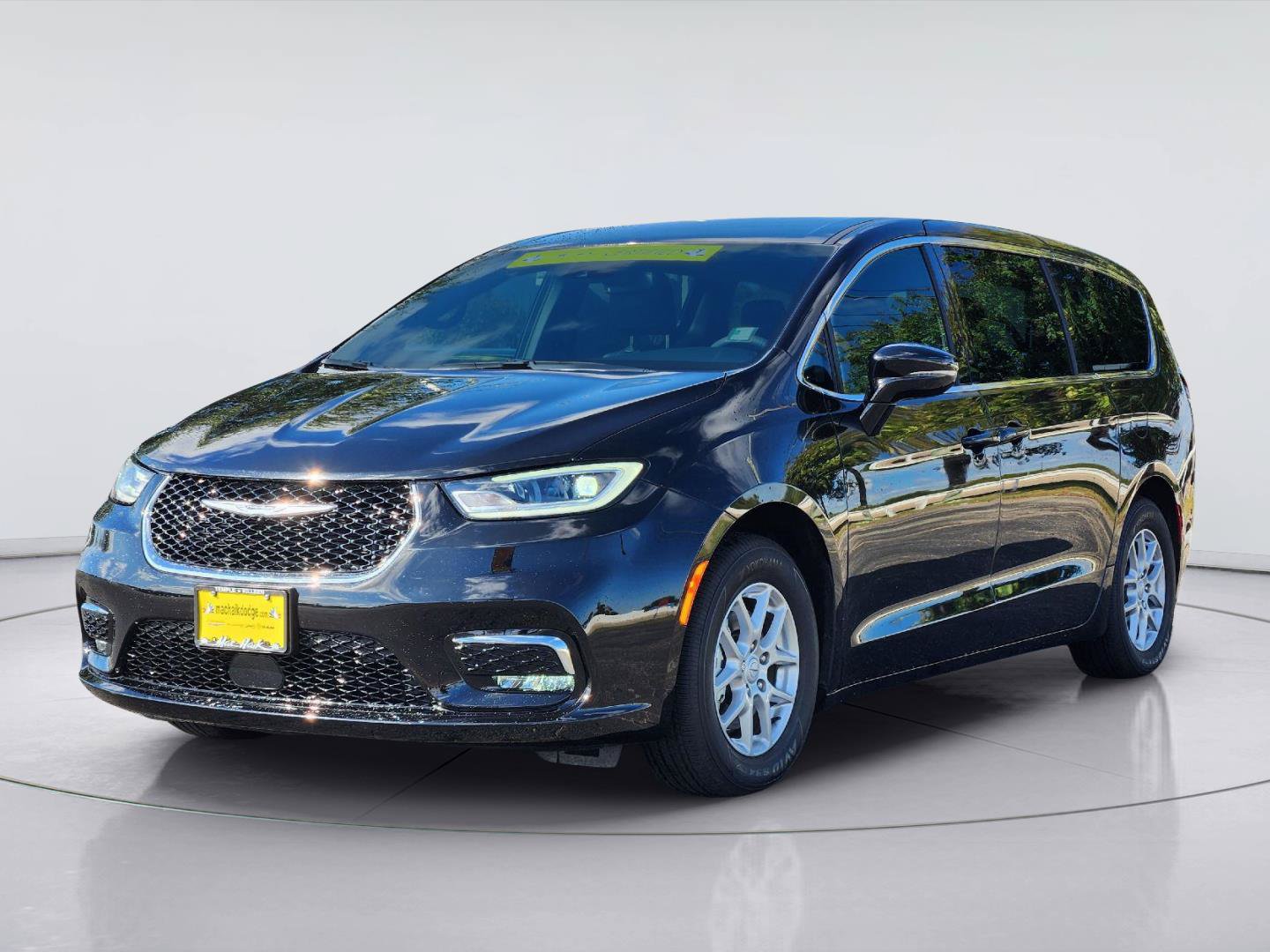 Used 2025 Chrysler Pacifica Select FWD image 3
