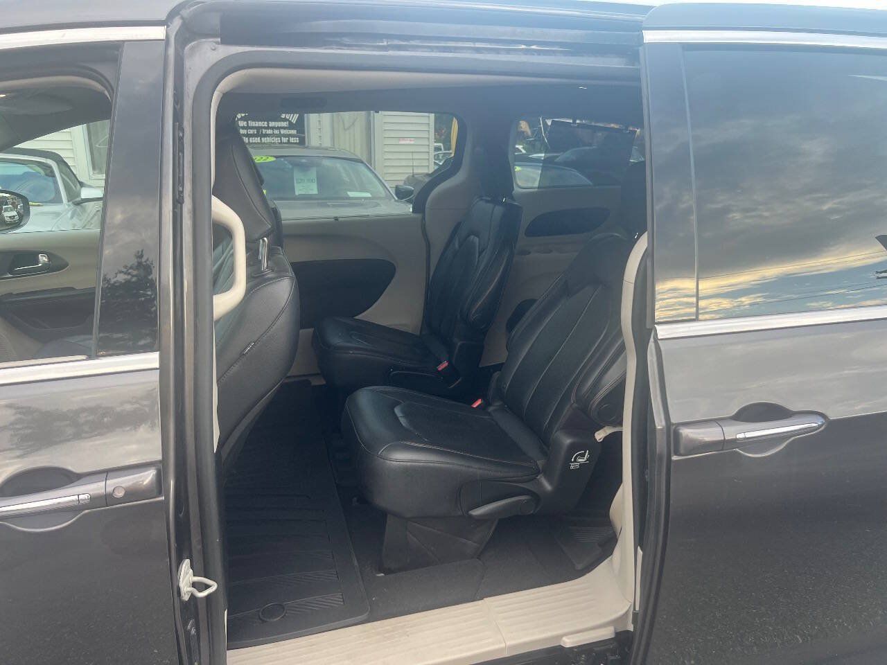 Used 2020 Chrysler Pacifica Touring-L FWD image 17