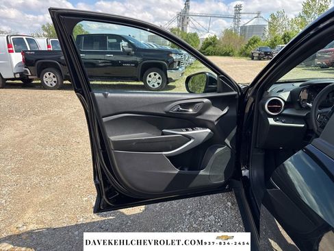 Used 2025 Chevrolet Trax RS w/ Sunroof Package FWD image 9